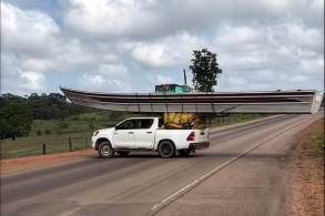 Toyota Hilux com barco no teto