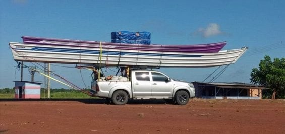 Picape com barco no teto