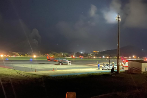 carros iluminam pista de pouse em Noronha