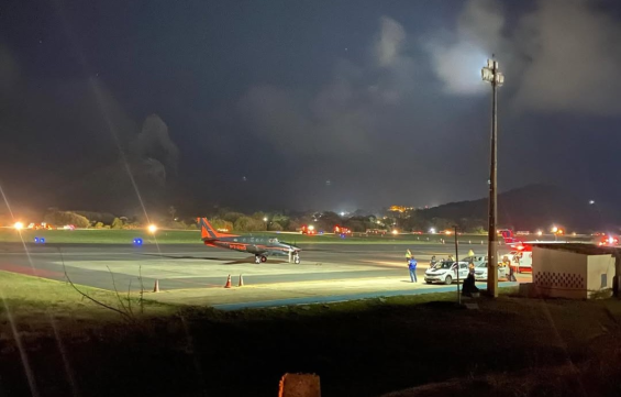 carros iluminam pista de pouse em Noronha