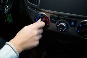 mulher muda temperatura ar condicionado carro