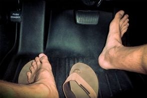 Pês no pedal do carro, condução de sandália e descaço, dirigir descalço , dirigir de havaianas.