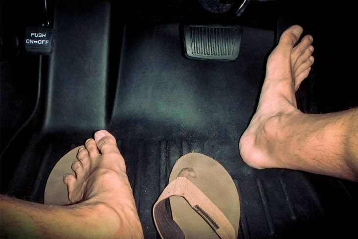Pês no pedal do carro, condução de sandália e descaço, dirigir descalço , dirigir de havaianas.