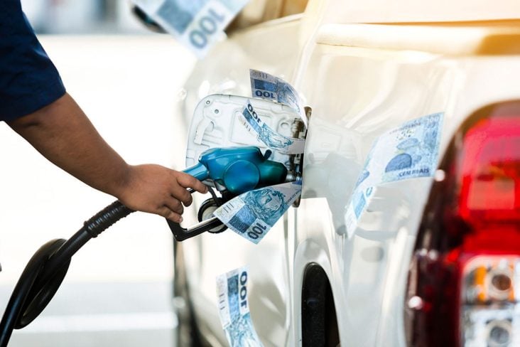 posto abastecer bomba gasolina e etanol, notas de 100 voando com o abastecimento.