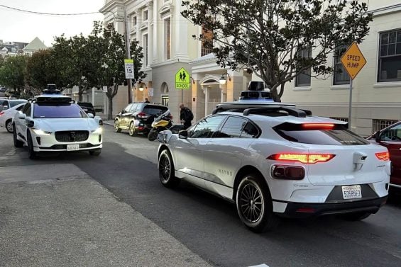 Taxis autonomos da WAYMO cruzam se em rua sem saida de são francisco