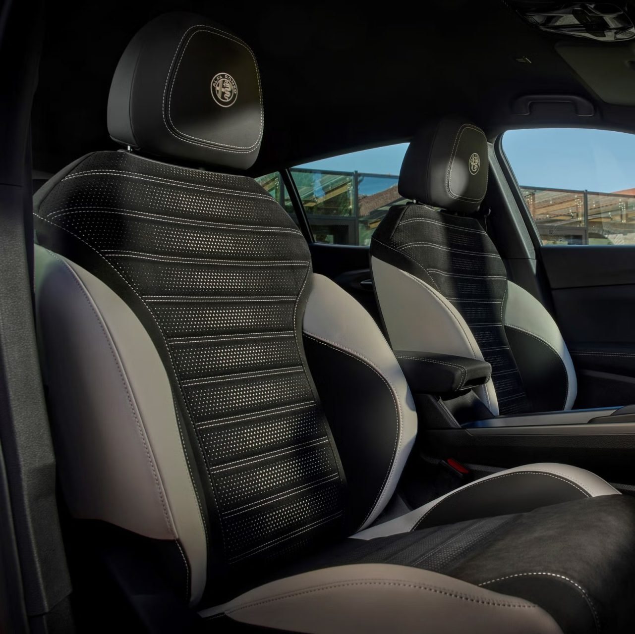2026-alfa-romeo-tonale-interior-pr-106-68ee8c4a89efc-1281x1280.jpg