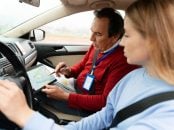 aluno e instrutor autoescola