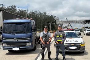 Caminhão apreendido por agentes da polícia na rodovia de SP