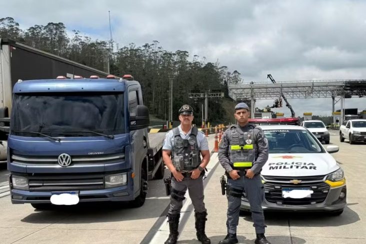 Caminhão apreendido por agentes da polícia na rodovia de SP