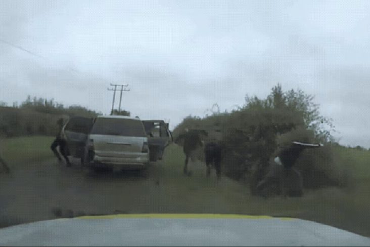 dez homens saltam de um carro e escapam de perseguição policial