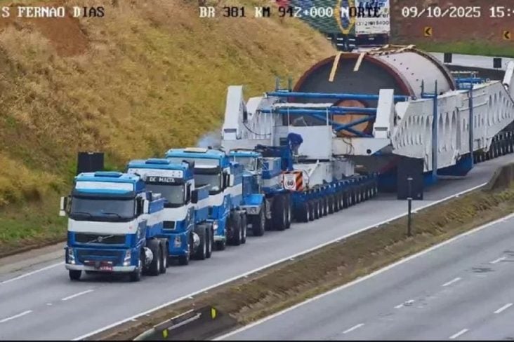Imagem da Fernão Dias congestionada em 13 14 de outubro de 2025 devido a uma carreta transportando um sistema de moagem