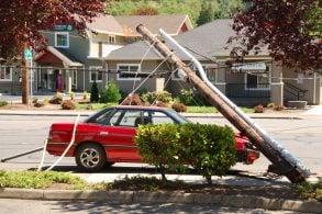 fiação elétrica caída sobre carro cabos elétricos poste