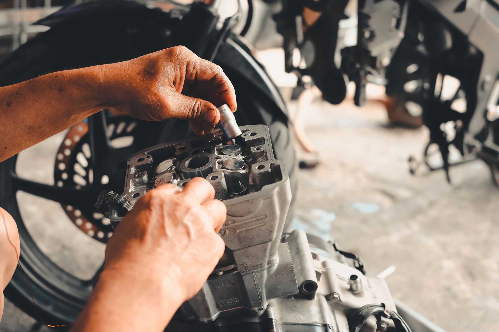 Retifica de motor de moto: saiba quando fazer só a parte de cima ou mexer em tudo