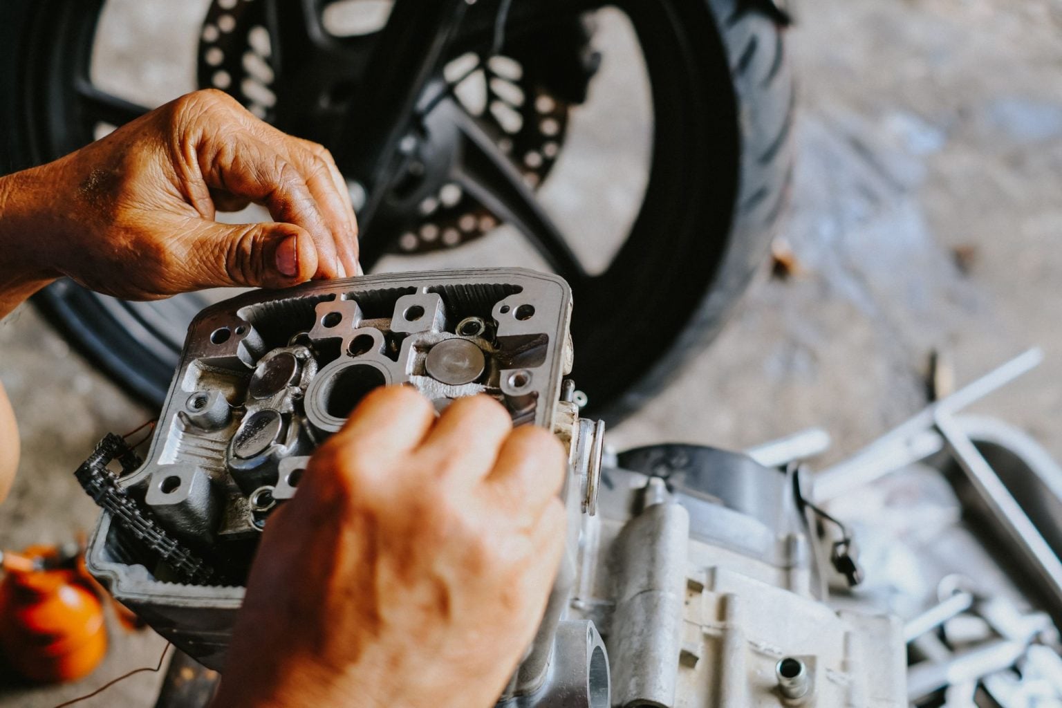 Retifica de motor de moto: só a parte de cima ou tudo?