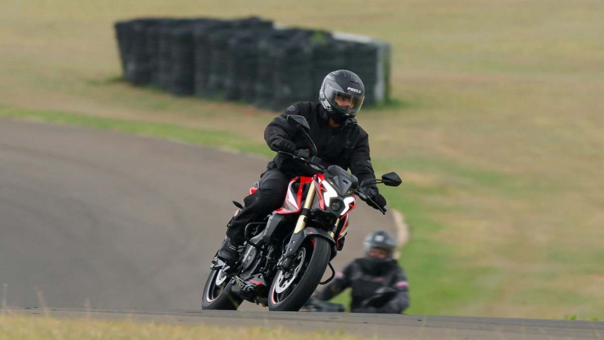 Bajaj Dominar NS 400z: e o desempenho? Testamos em pista