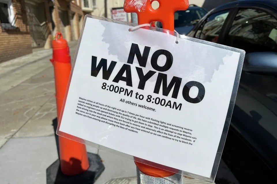 Guerra dos cones: moradores de são francisco bloqueiam robô-táxis da waymo