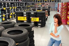 Uma mulher olhando pneu no supermercado