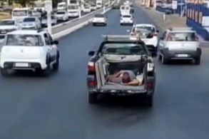 Homem dormindo na carroceria em Juazeiro do Norte