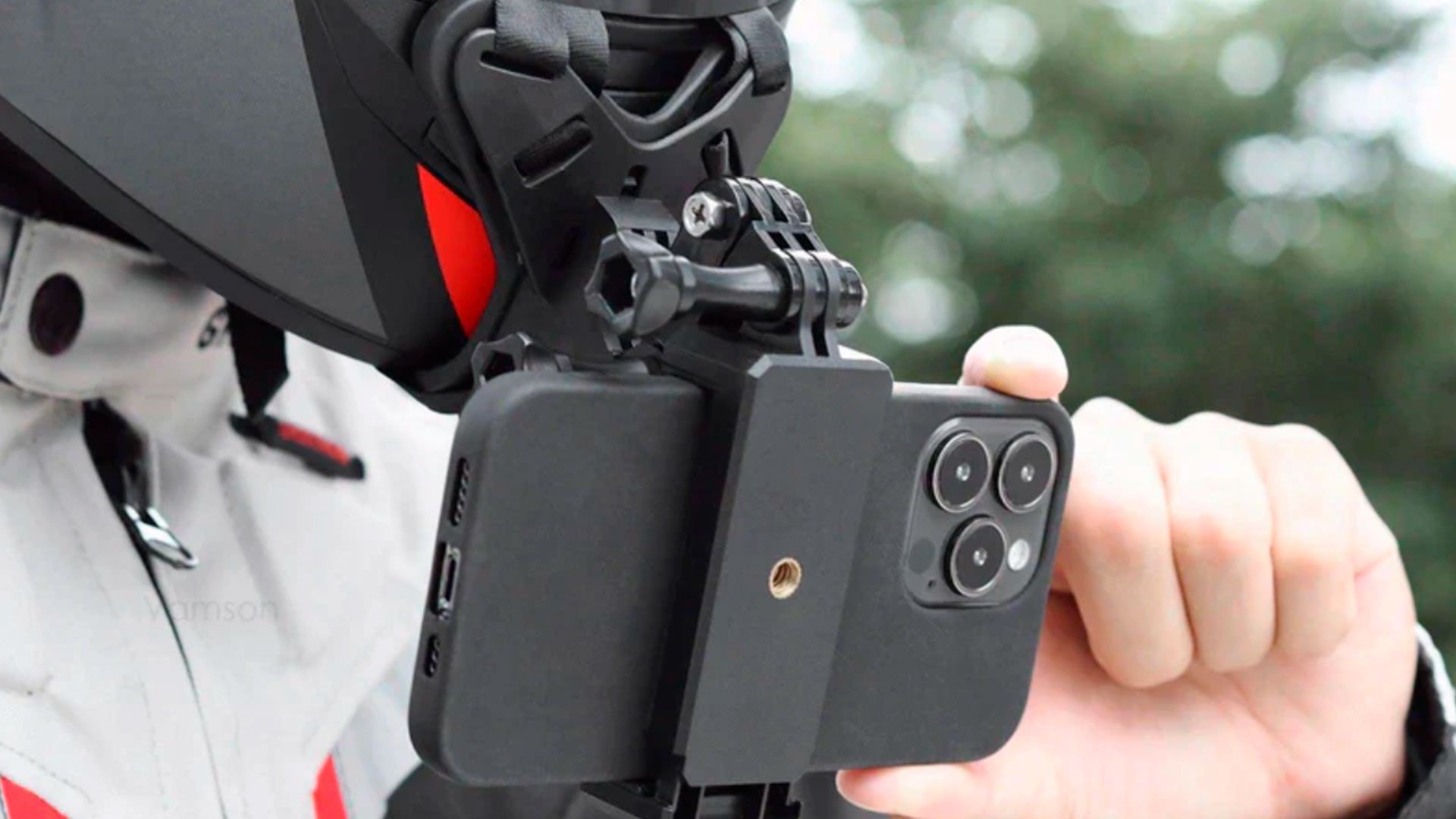Gravar vídeos pilotando moto pode dar multa: entenda a lei para smartphones e câmeras