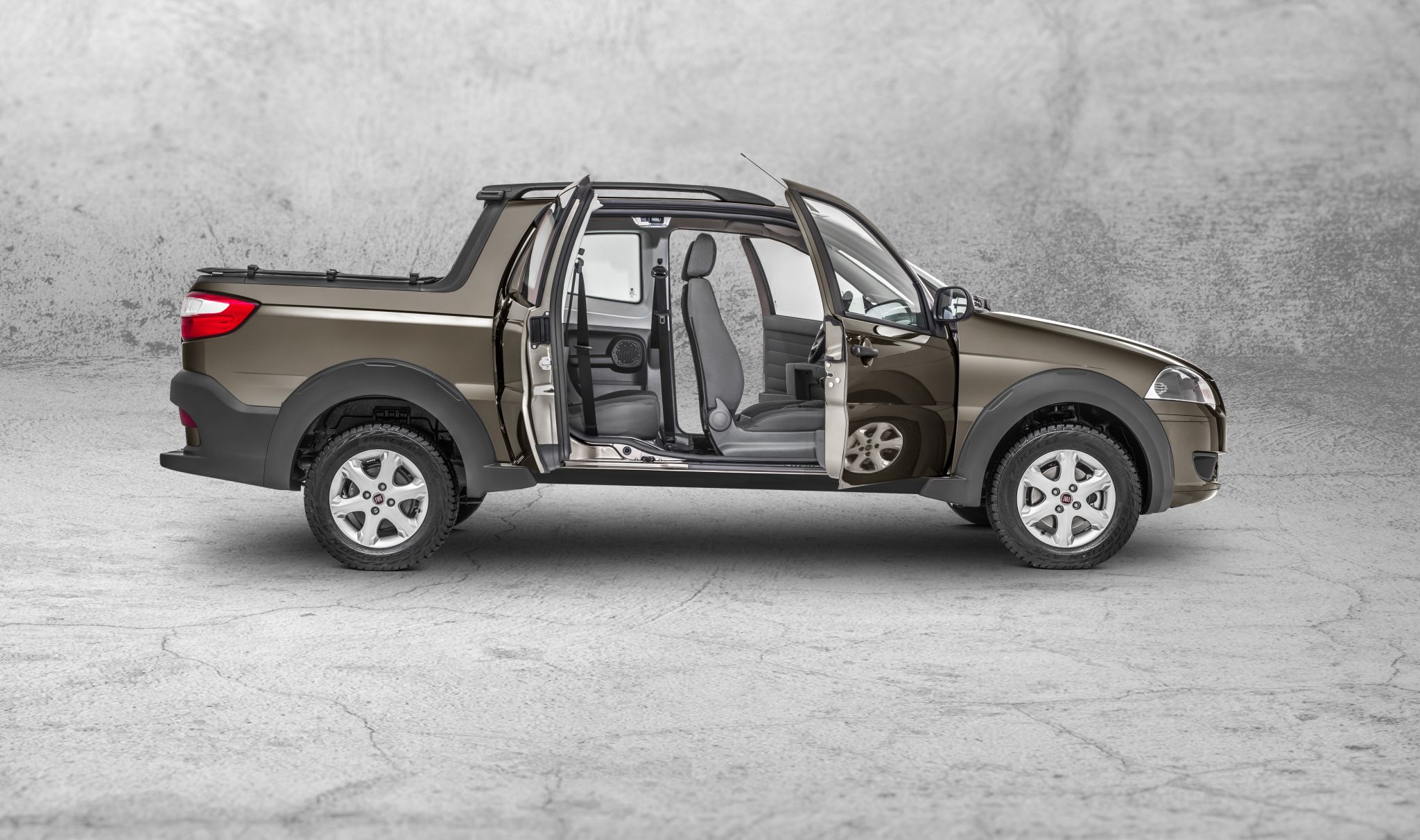 FIAT STRADA TREKKING 2015 DOURADA FRENTE LATERAL PORTAS ABERTAS  2015 DOURADA FRENTE LATERAL PORTAS ABERTAS