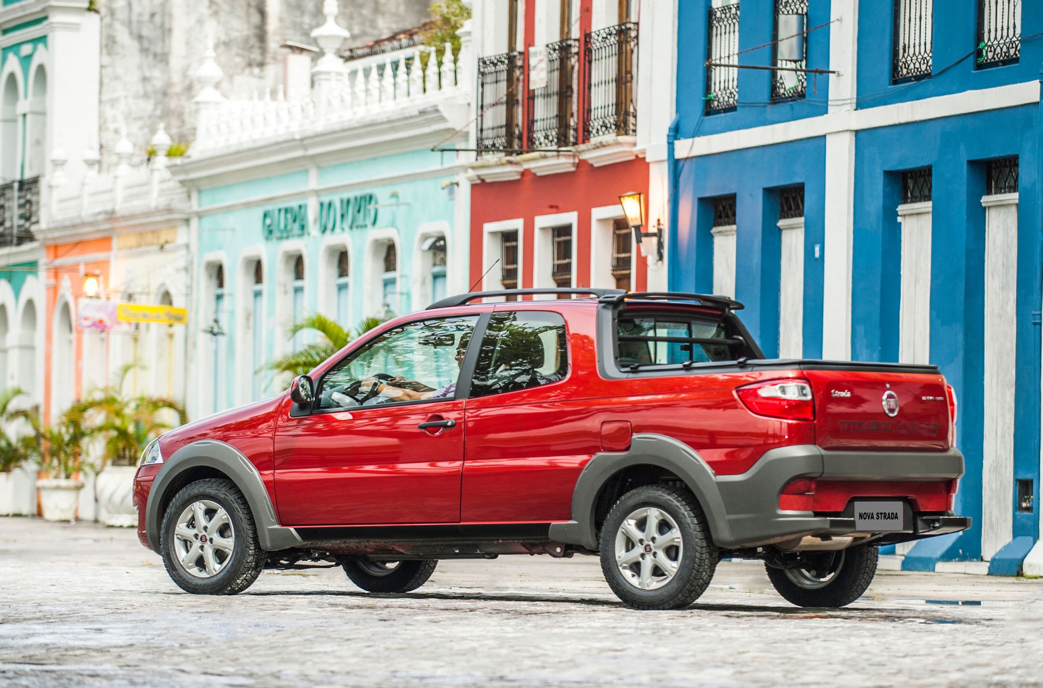 FIAT STRADA TREKKING 2015 VERMELHA TRASEORA LATERAL FIAT STRADA TREKKING 2015 VERMELHA TRASEORA LATERAL