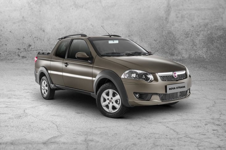 FIAT STRADA TREKKING 2015 DOURADA FRENTE LATERAL