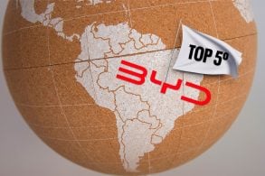 America Latina no Globo. Bandeira TOP 5 espetada no Brasil. No mapa logo da BYD