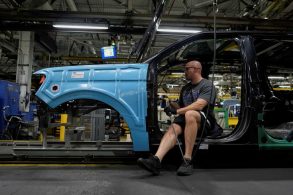 Fábrica do michigan esta com escassez de peças para ford e jeep