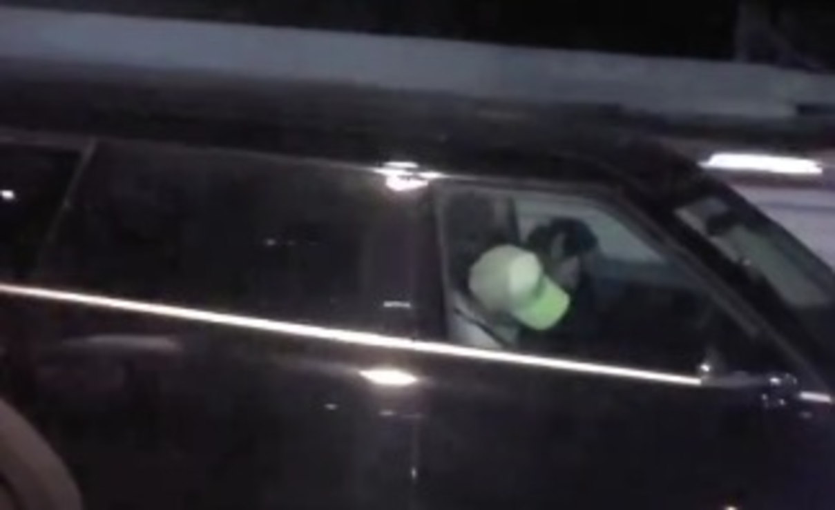 Polícia persegue carro e encontra motorista dormindo; piloto automático estava no comando