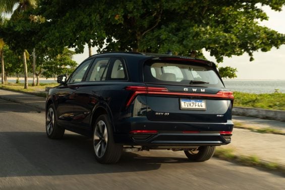 GWM Wey 07 2026 Azul Cianita traseira em movimento (2) GWM Wey 07 2026 Azul Cianita traseira em movimento (2)