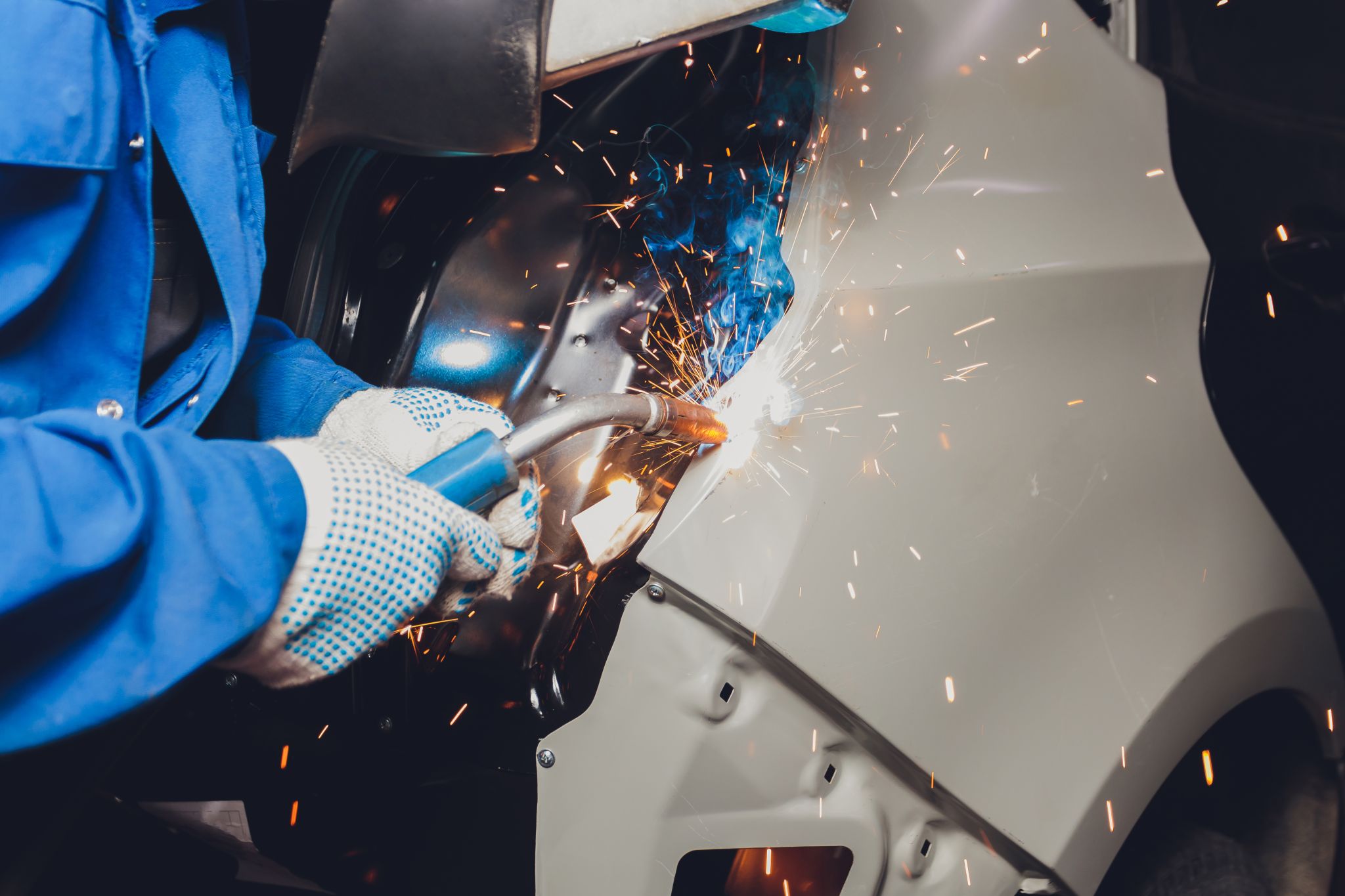 Carros eletrificados necessitam de reparos especiais em casos de danos a lataria