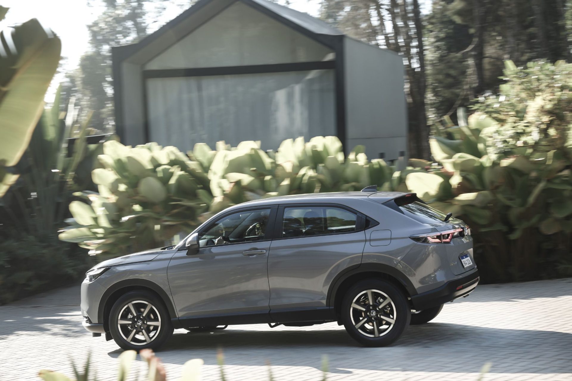 honda_hr-v_exl-2026-cinza-lateral-em-movimento-1920x1280.jpeg