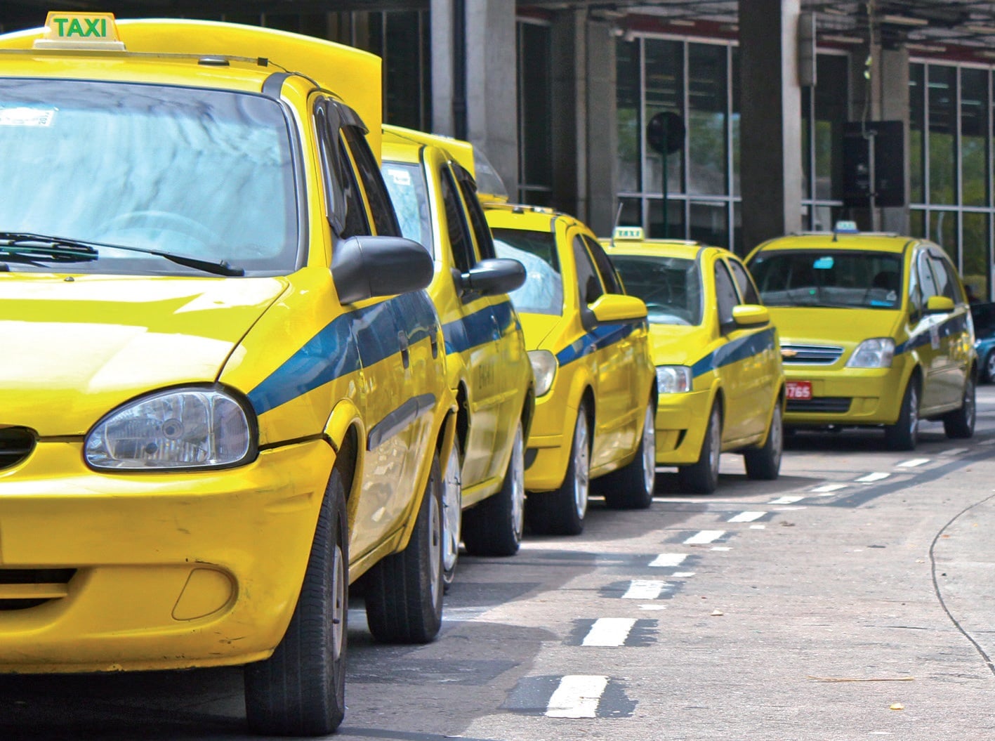 Motoristas de aplicativo e taxistas podem ter faixa exclusiva e direito de parada