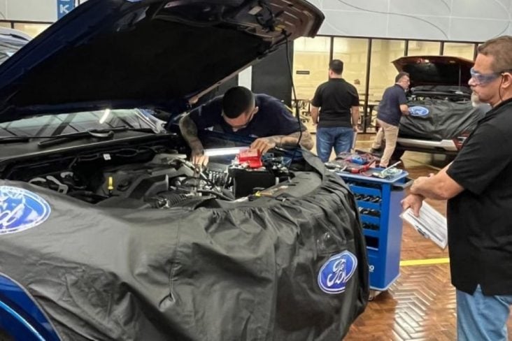Tecnicos da ford mostram habilidade em competição nacional