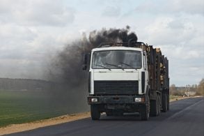 caminhão com fumaça preta shutterstock