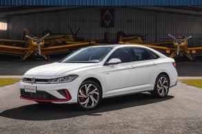 Volkswagen Jetta GLI 2025 branco puro frente parado