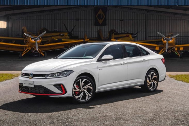 Volkswagen Jetta GLI 2025 branco puro frente parado