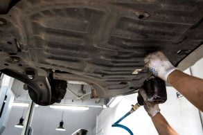 peito de aço protetor cárter, mecânico instalando o protetor de cárter