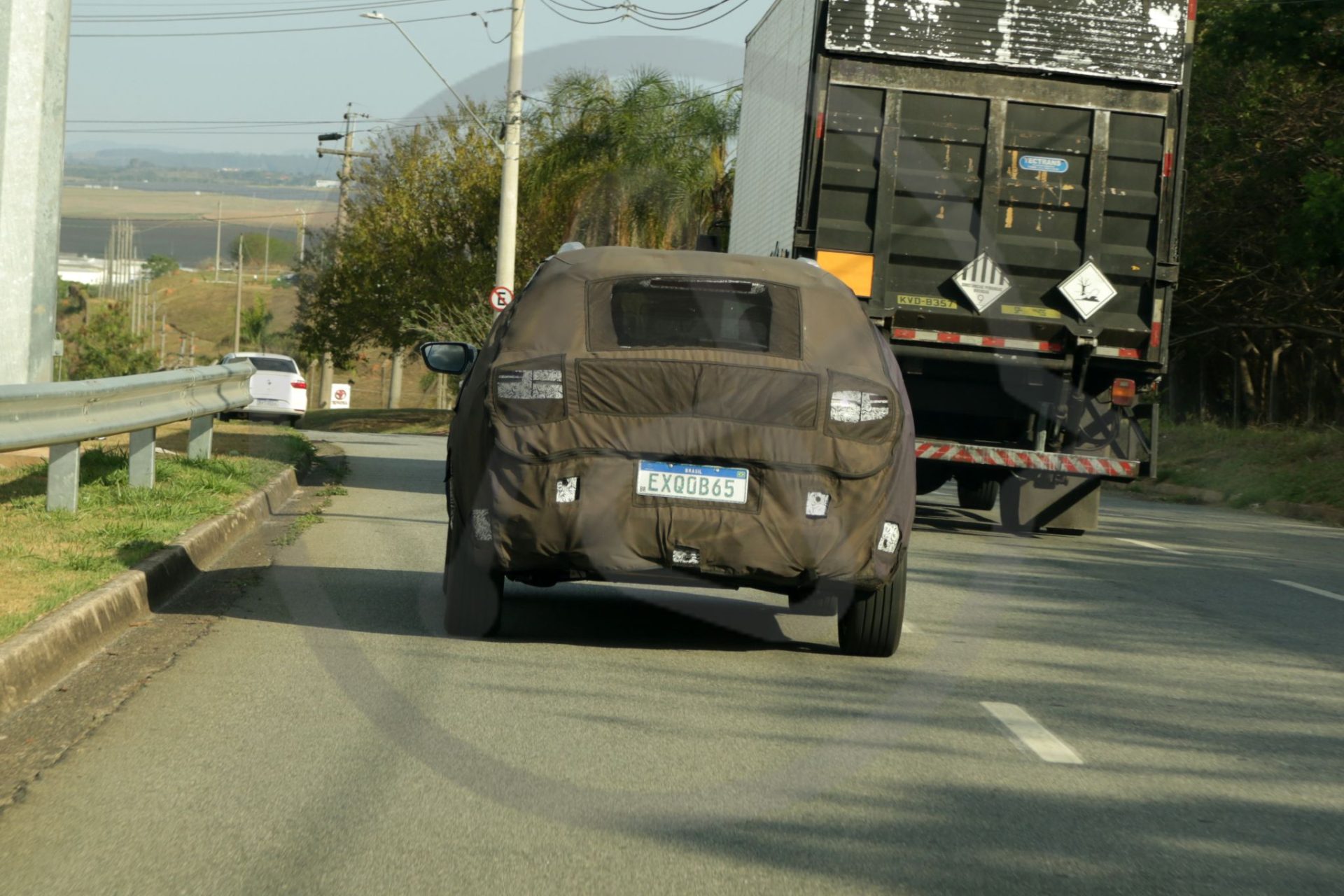 Chevrolet projeto Carbon suv compacto onix traseira (2)