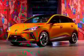 mg4 ev laranja frente parado