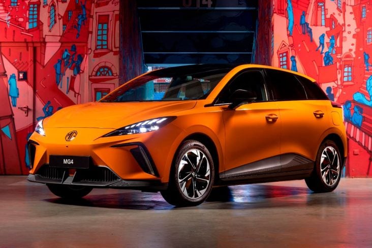 mg4 ev laranja frente parado