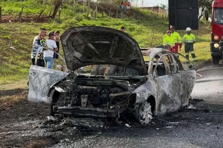 Volkswagen Jetta R Line pega fogo em são paulo