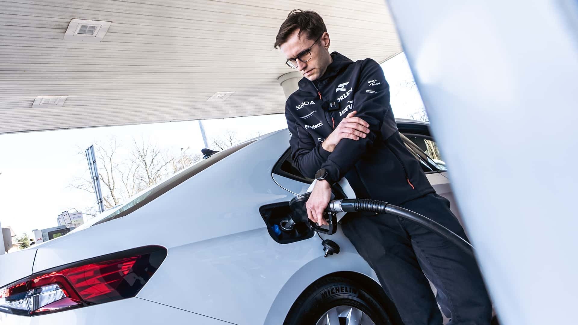 abastecimento skoda quebra recorde de autonomia abastecimento skoda quebra recorde de autonomia