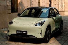 Geely EX2 de frente, cor verde, estacionado na cidade