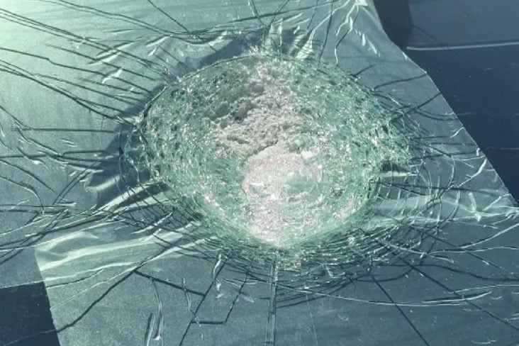 Tesla na Austrália atingida por objeto misterioso