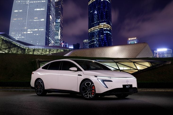 nissan n7 2025 branco frente parado