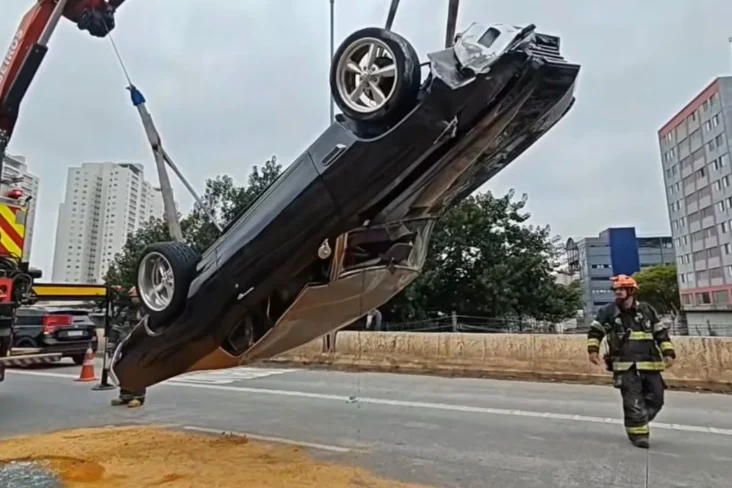 carro de colecionador avaliado em 300mil capota em SP