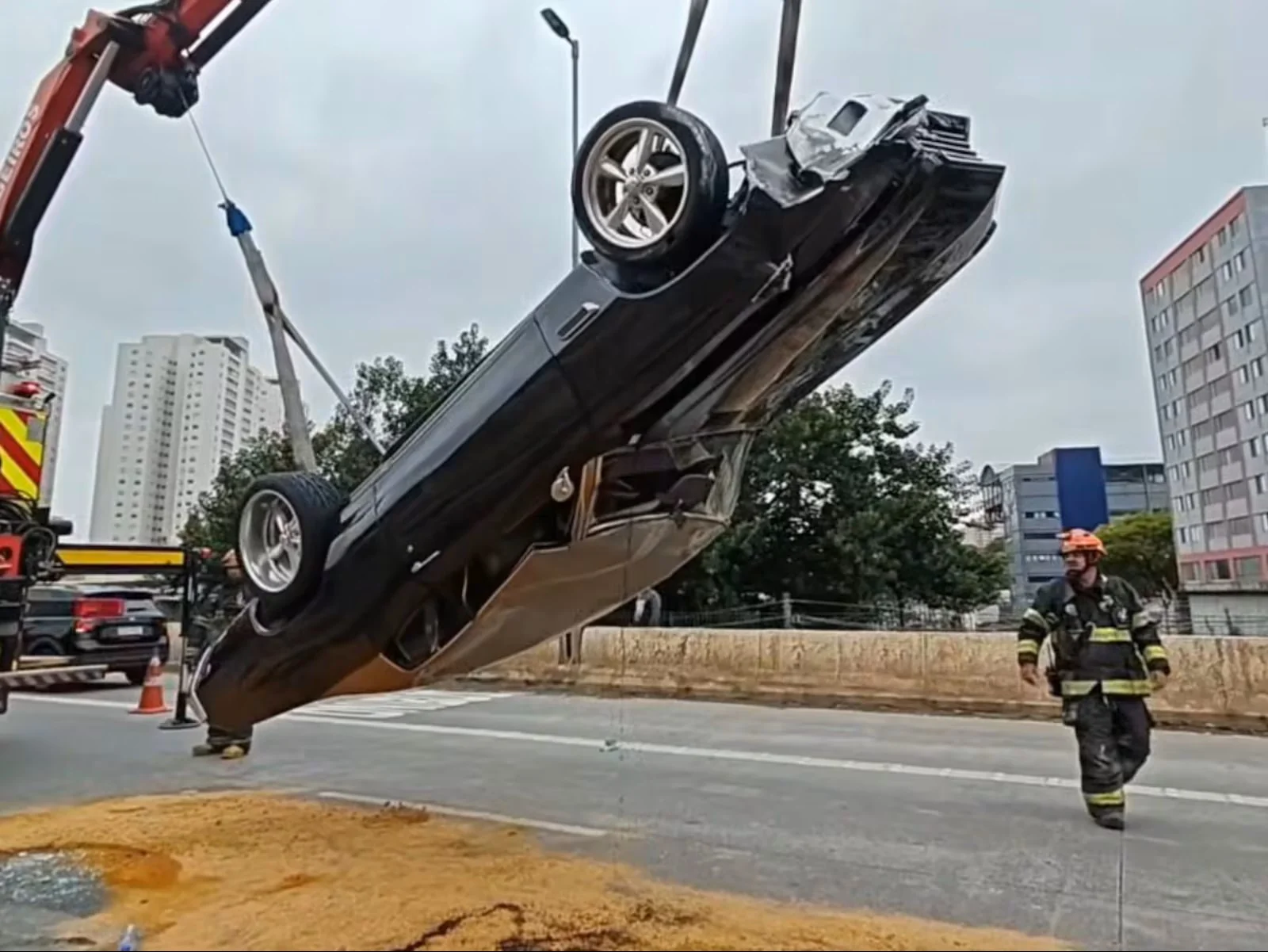 Buick de R$ 300 mil capota após perder uma roda em viaduto de SP