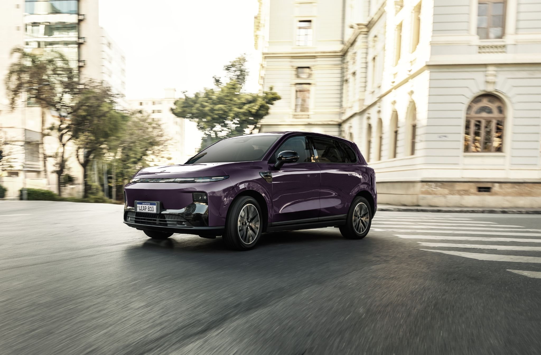 Leapmotor B10 2026 roxo aurora frente em movimento (2) Leapmotor B10 2026 roxo aurora frente em movimento (2)
