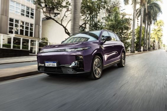 Leapmotor B10 2026 roxo aurora frente em movimento (3)